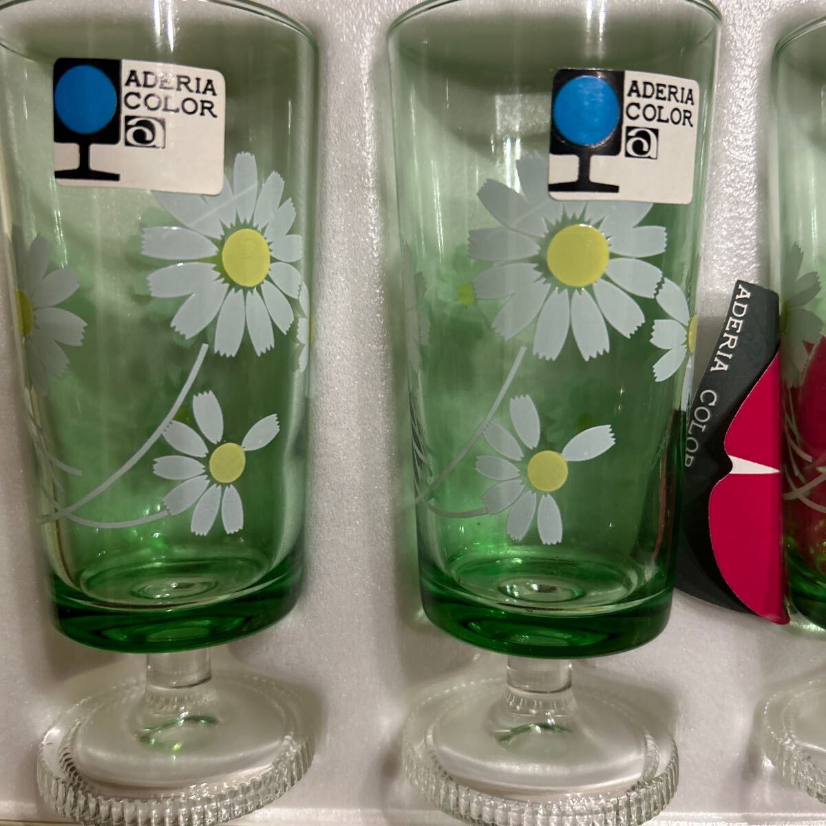 アデリアカラーグラス 昭和レトロ ADERIA アデリアガラス 脚付き 野菊 花柄 グリーン の画像2