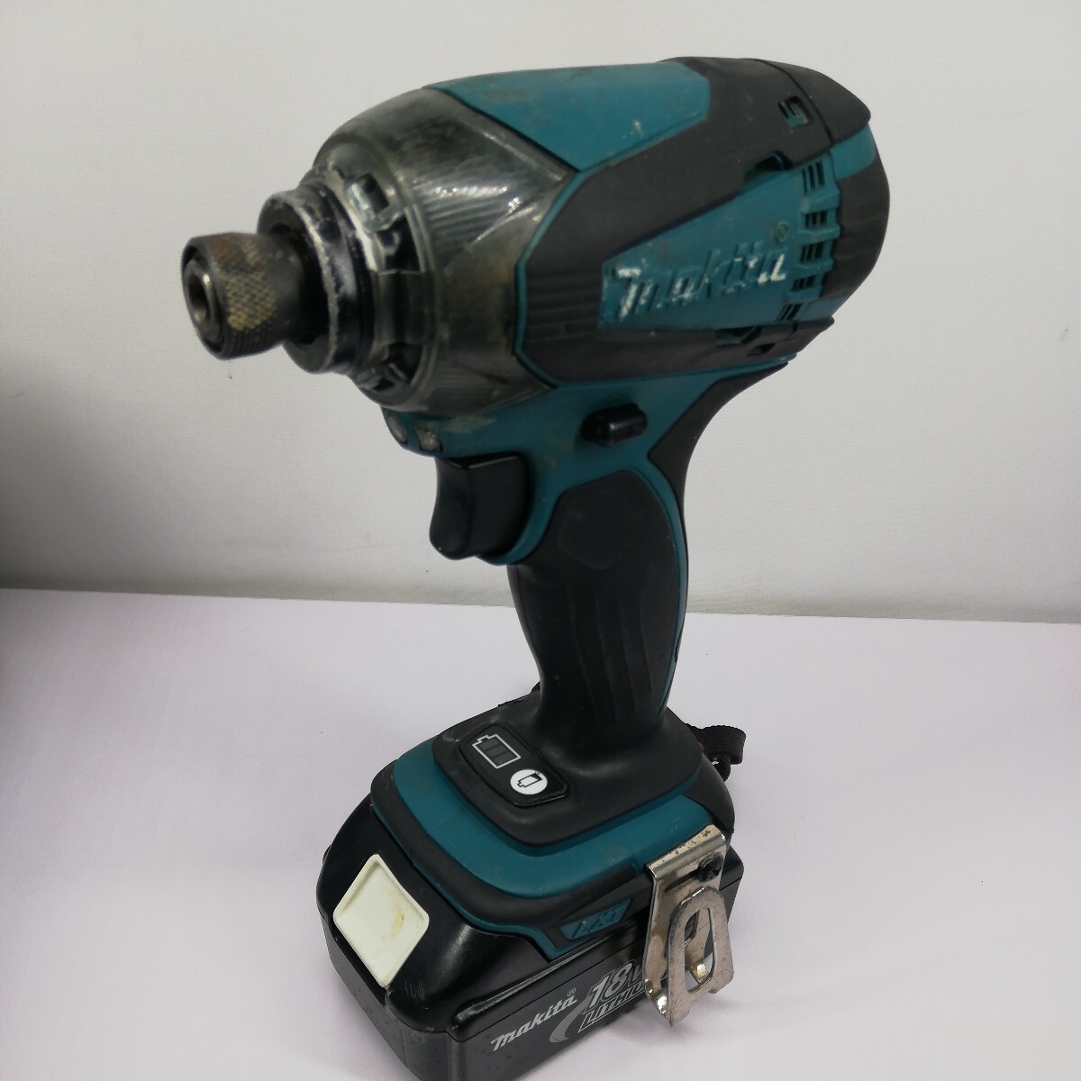 makita 充電式インパクトドライバ TD146DRFX マキタ 電動工具 中古 純正バッテリー2個 動作品 管理Y 18V ３.0Ah_画像2