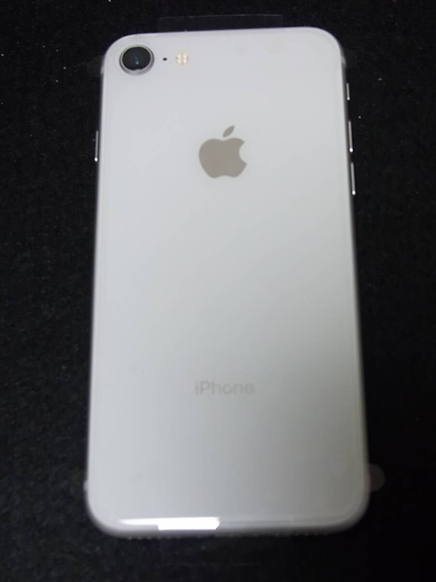 P869 美品 SIMフリー iPhone8 64GB シルバー 148_下端白部は光源の反射です。
