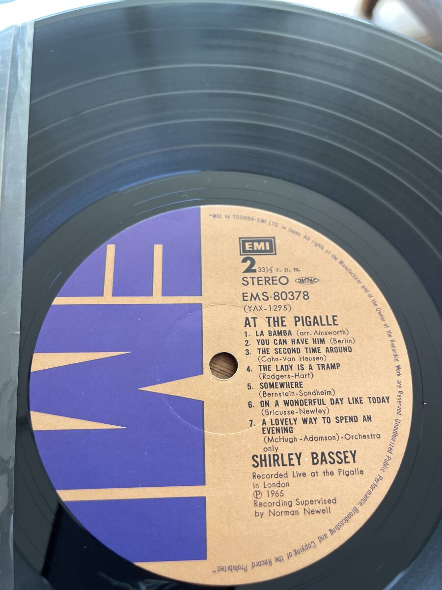 お薦め！ SHIRLEY BASSEY / AT THE PIGALLE 日本盤 1965年 帯なし、ライナーノーツありの画像3