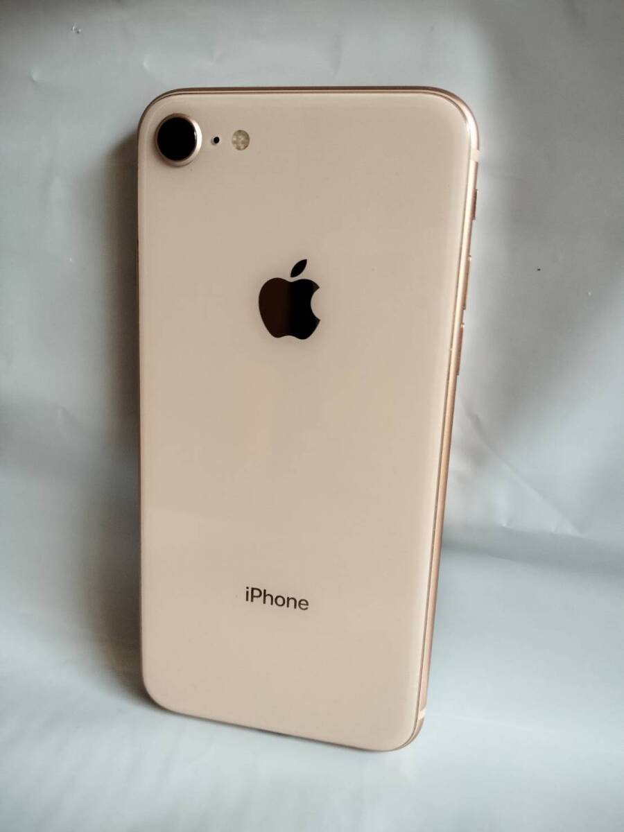 au/Apple iPhone 8 64GB SIMロック解除済 MQ7A2J/A スマートフォン ゴールドの画像1