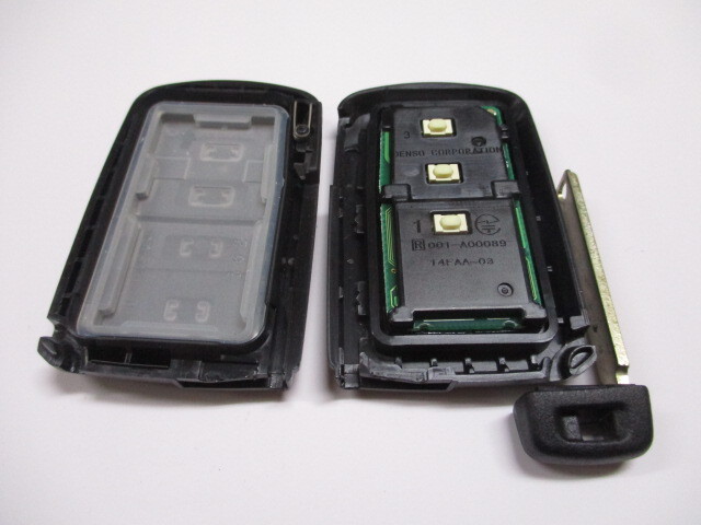 美品　トヨタ 純正　スマートキー クラウン 210系 基盤番号 281451-0020 001-A00089 14FAA-03　３ボタン トランクボタン　① 送料無料_画像2