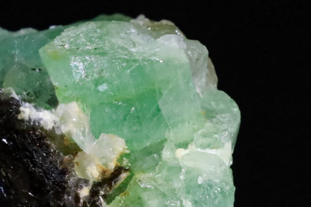 非常に希少なチトラル産固有のブルー＆イエロー感じる ライトグリーン 天然 エメラルド 16g 天然石 結晶 鉱物 標本 コレクションの画像5