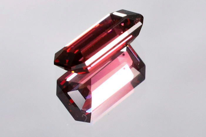 エメラルドカット VS 赤味あるピンクの輝き 天然 ロードライトガーネット 1.24ct 非加熱 8.3 x 4.7mm ルース [鑑別済ロット]の画像6