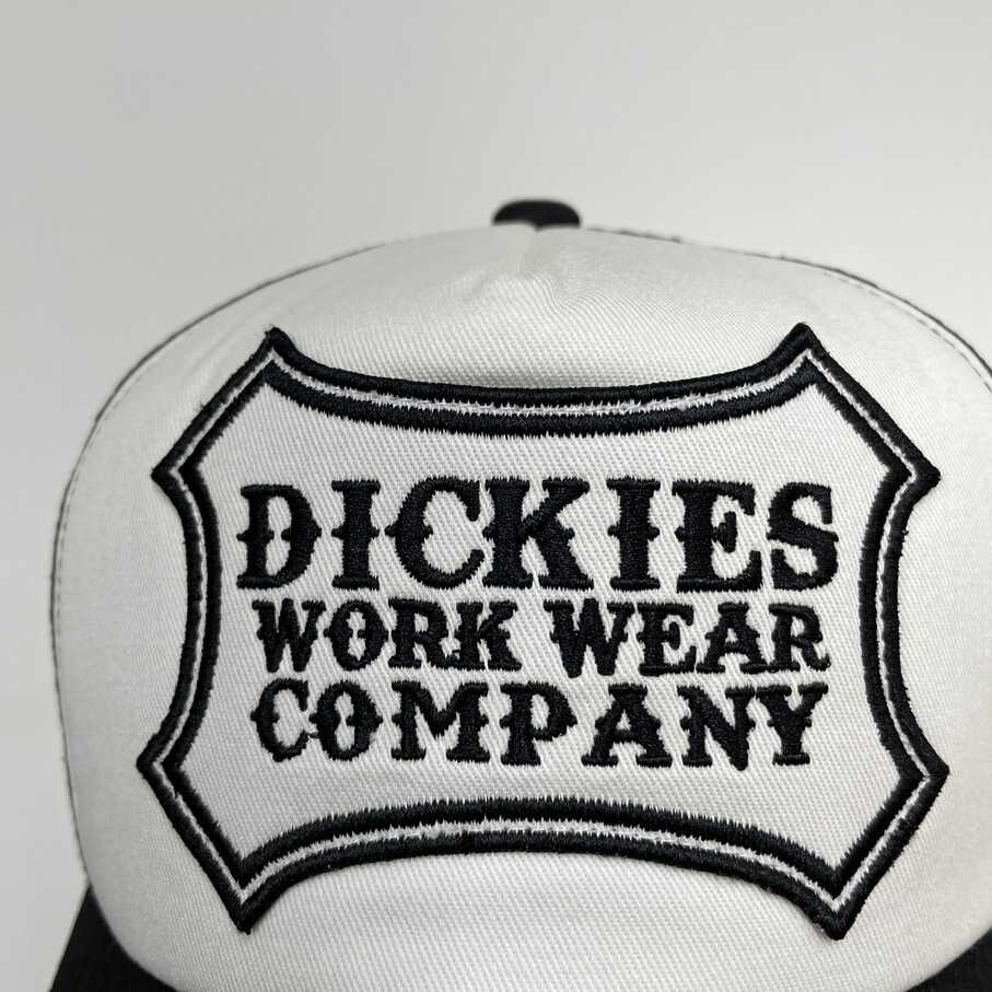 未使用品 Dickies ホワイト メッシュキャップ メンズレディース カジュアルアメカジアウトドアキャンプゴルフ ワッペンロゴ黒 ディッキーズの画像4