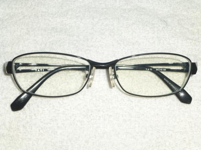 高品質 鯖江 日本製 スマートで 上品 定番 ブラック メガネ テンプル個性的で お洒落！ 頑丈 快適 βチタン製 眼鏡市場 TATI TAT-C001の画像1