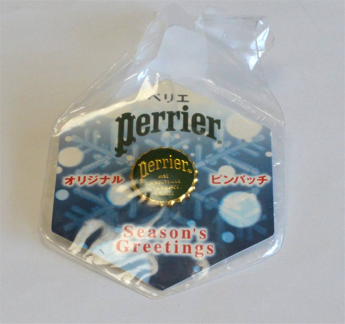 ペリエ　Perrier　古い ピンバッチ　王冠　フランス　未使用　美品　（送料込） Perrier pin badge in Japan