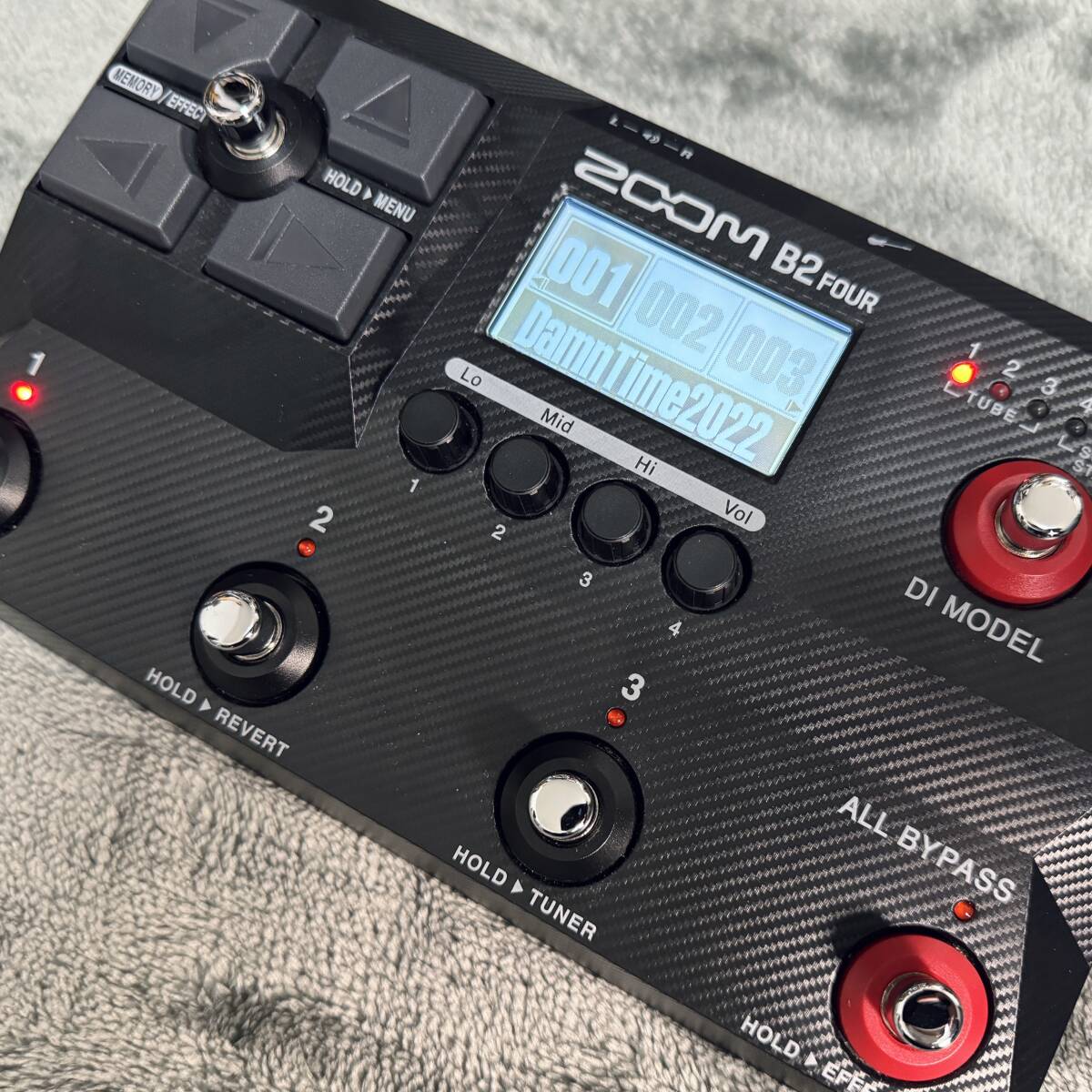 [使用わずか][美品]ZOOM B2 FOUR Effects & Amp Emulator ベース用マルチエフェクター DIモデル＆マルチレイヤーIR搭載