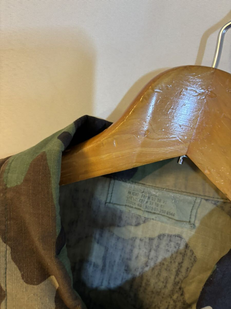 ミリタリージャケット ARMY 迷彩 ウッドランド カモ柄 米軍 軍もの アウトドア サイズＭくらい アメリカ古着の画像3