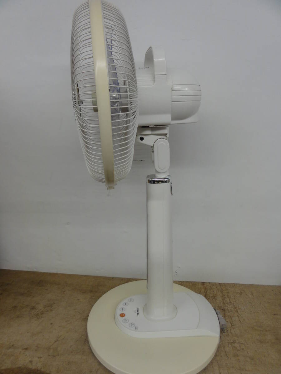 ♪東芝 TOSHIBA 30cm羽根 リビング扇 扇風機 F-LP7(W) リモコン付 全高79～110cm 通電確認 ※現状品 ■１４０の画像5