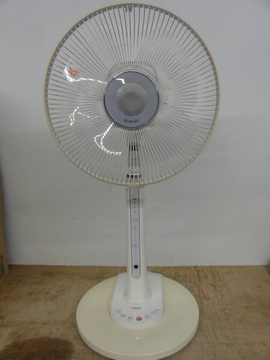 ♪東芝 TOSHIBA 30cm羽根 リビング扇 扇風機 F-LP7(W) リモコン付 全高79～110cm 通電確認 ※現状品 ■１４０の画像3
