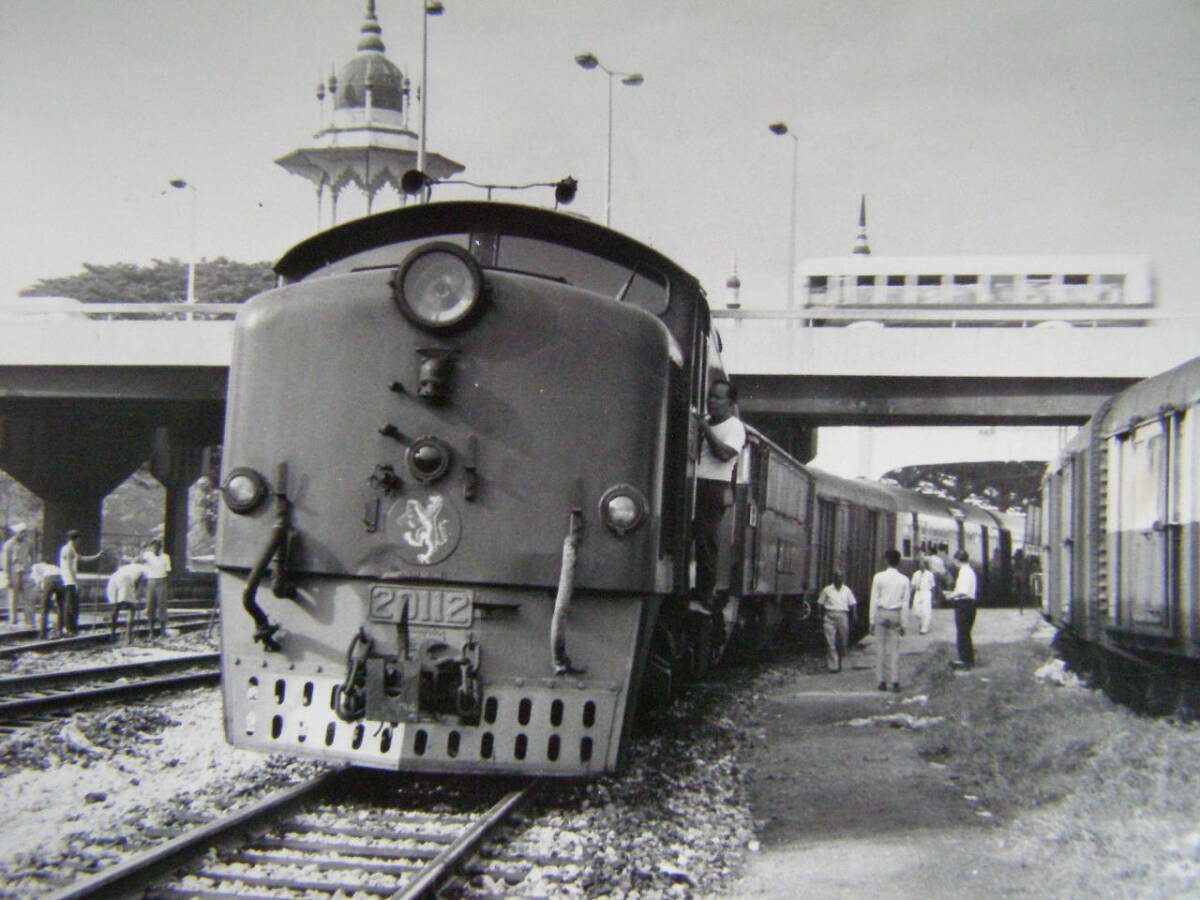 (A44)554 写真 古写真 電車 鉄道 鉄道写真 マレー国鉄 急行 ゴールデンアロー号 クアラルンプール駅 マレーシア 海外_画像2