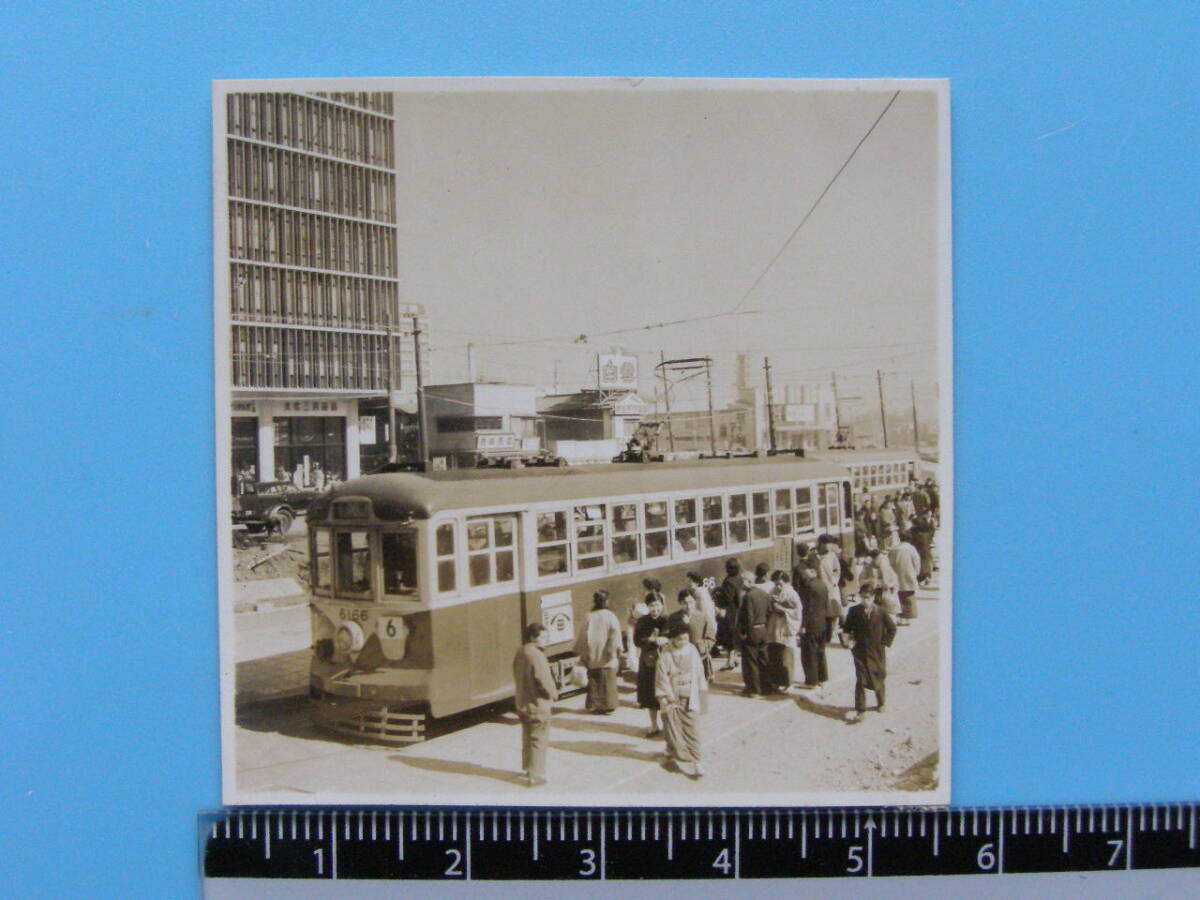 (J52)766 写真 古写真 電車 鉄道 鉄道写真 都電 東京都電 6系統 6166 昭和32年3月27日 渋谷駅前 約66年前の渋谷 路面電車の画像1