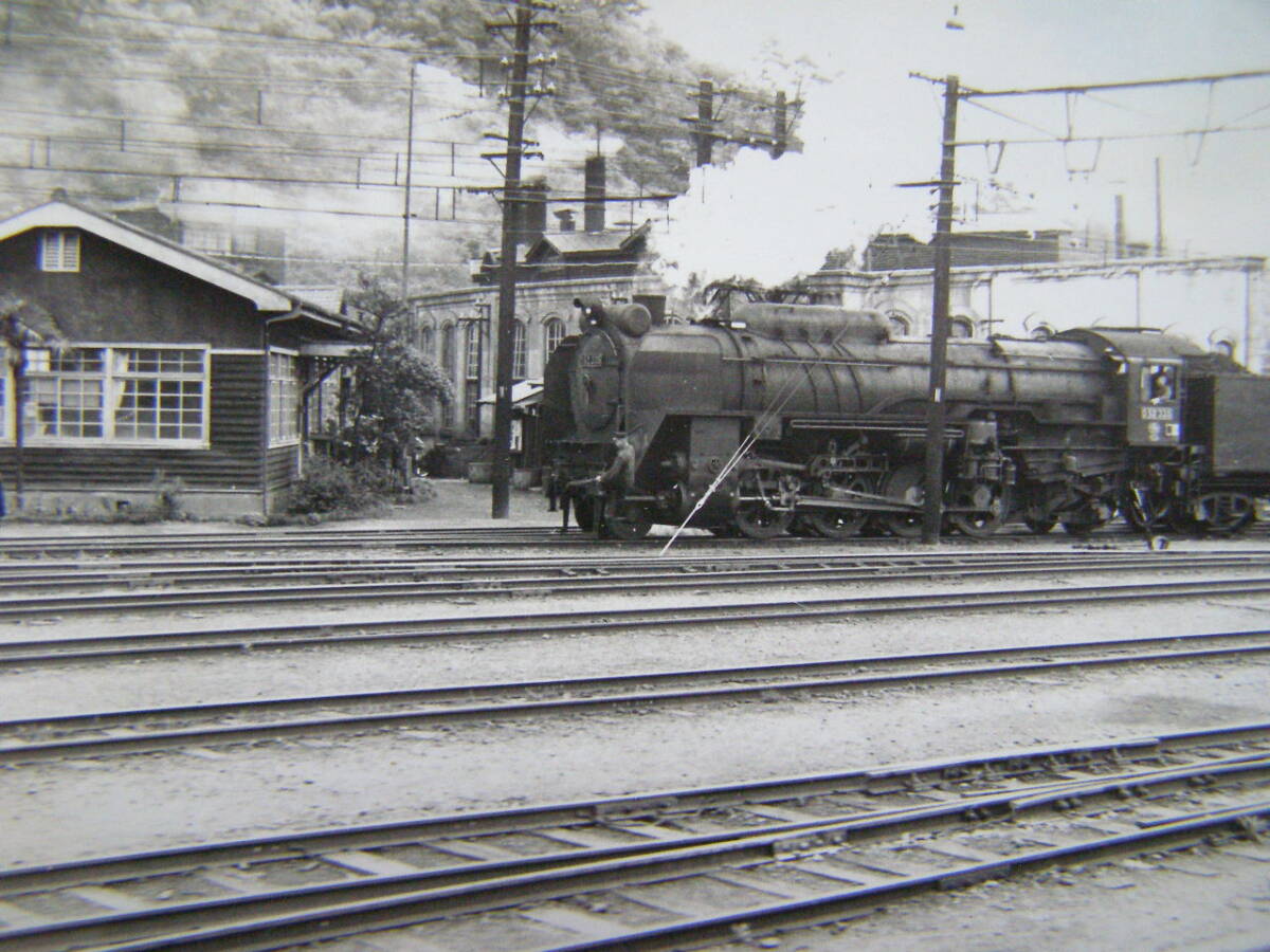 (J53)828 写真 古写真 電車 鉄道 鉄道写真 蒸気機関車 D52335 昭和33年5月22日 国府津 はがれた跡が薄くなっています 小田原の画像2