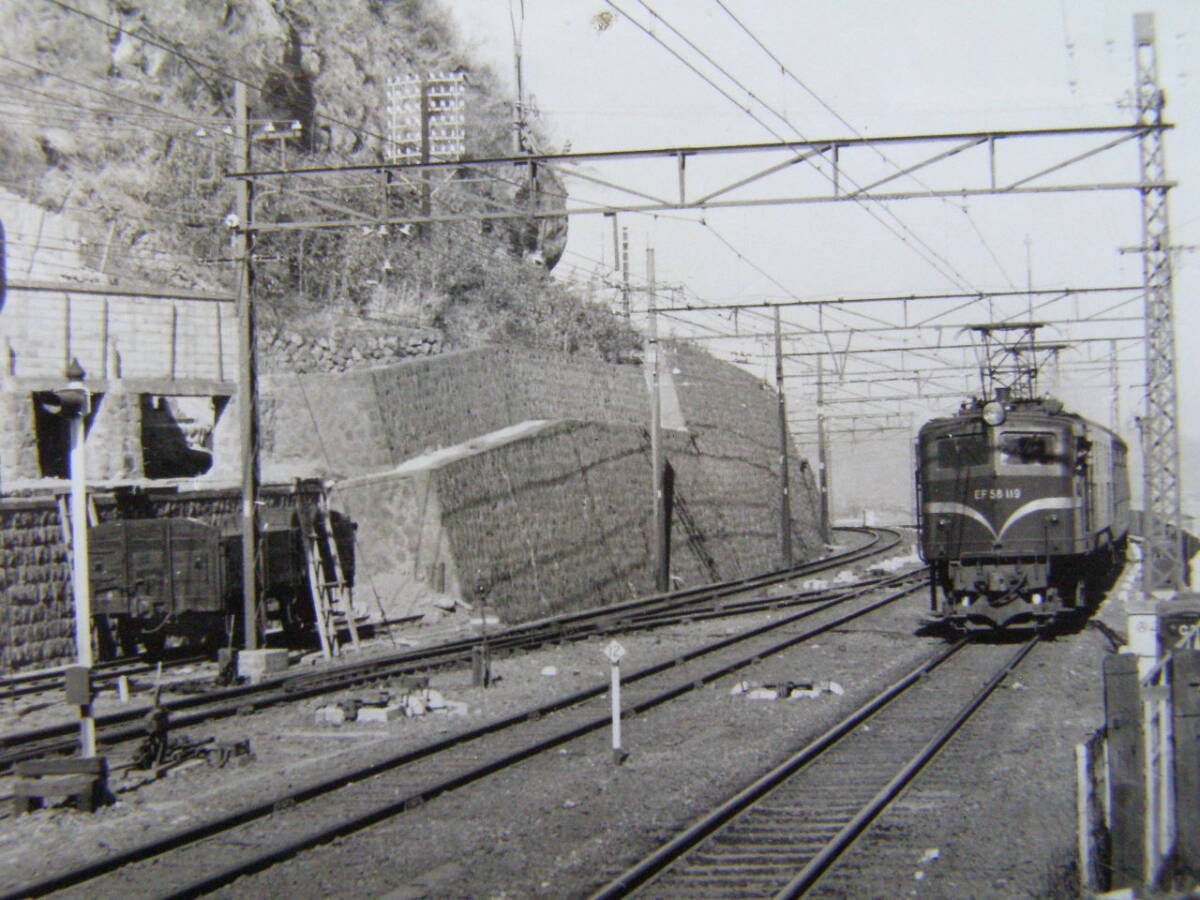 (J53)903 写真 古写真 電車 鉄道 鉄道写真 電気機関車 EF58119 昭和34年2月8日 根府川 はがれた跡が薄くなっています 小田原_画像2