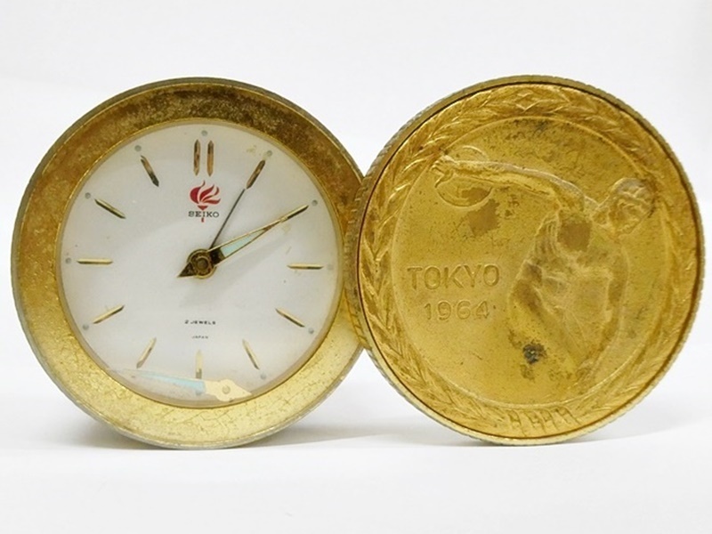 16 00-000000-00 [Y] SEIKO 東京オリンピック 1964年 金メダル型デザイン 2石 目覚まし時計 置時計 ネジ巻き式 希少 鹿00の画像1