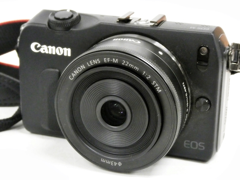 16 39-594363-25 [Y] Canon キヤノン EOS M ミラーレス一眼レフカメラ DS126391 バッテリー×1個 EF-M 22mm 1.2 STM 充電器 他 セット 福39の画像2