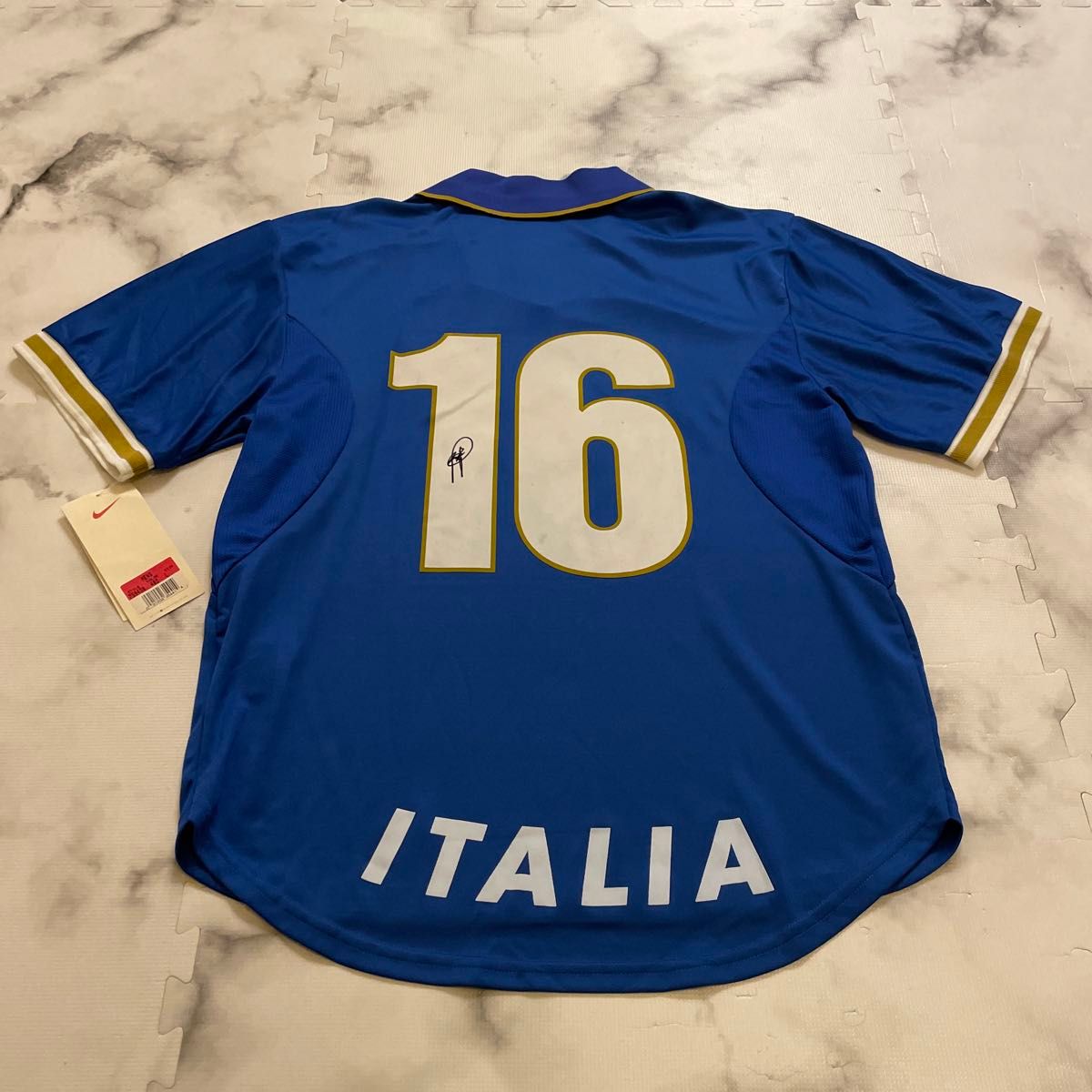 背番号16 ロベルト・バッジョ選手 イタリア代表ユニフォーム 紙 背番号16 ロベルト・バッジョ選手 イタリア代表ユニフォーム 紙