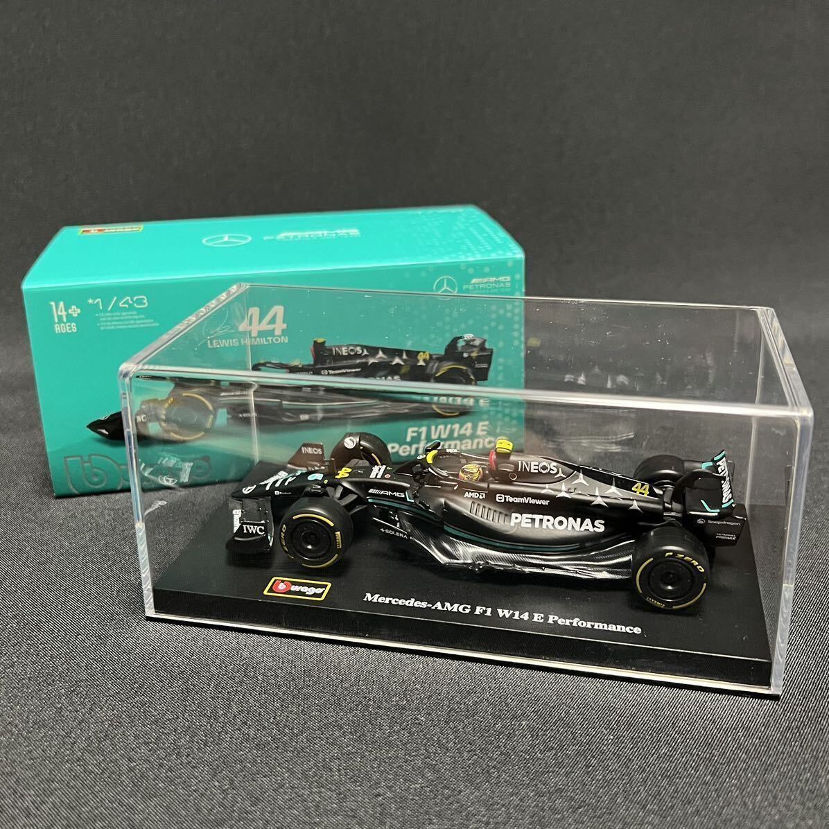 【44】 ブラーゴ F1 1:43 2023年 メルセデス-AMG W14 No.44 ルイス・ハミルトン ドライバー & 専用ケース付_画像1