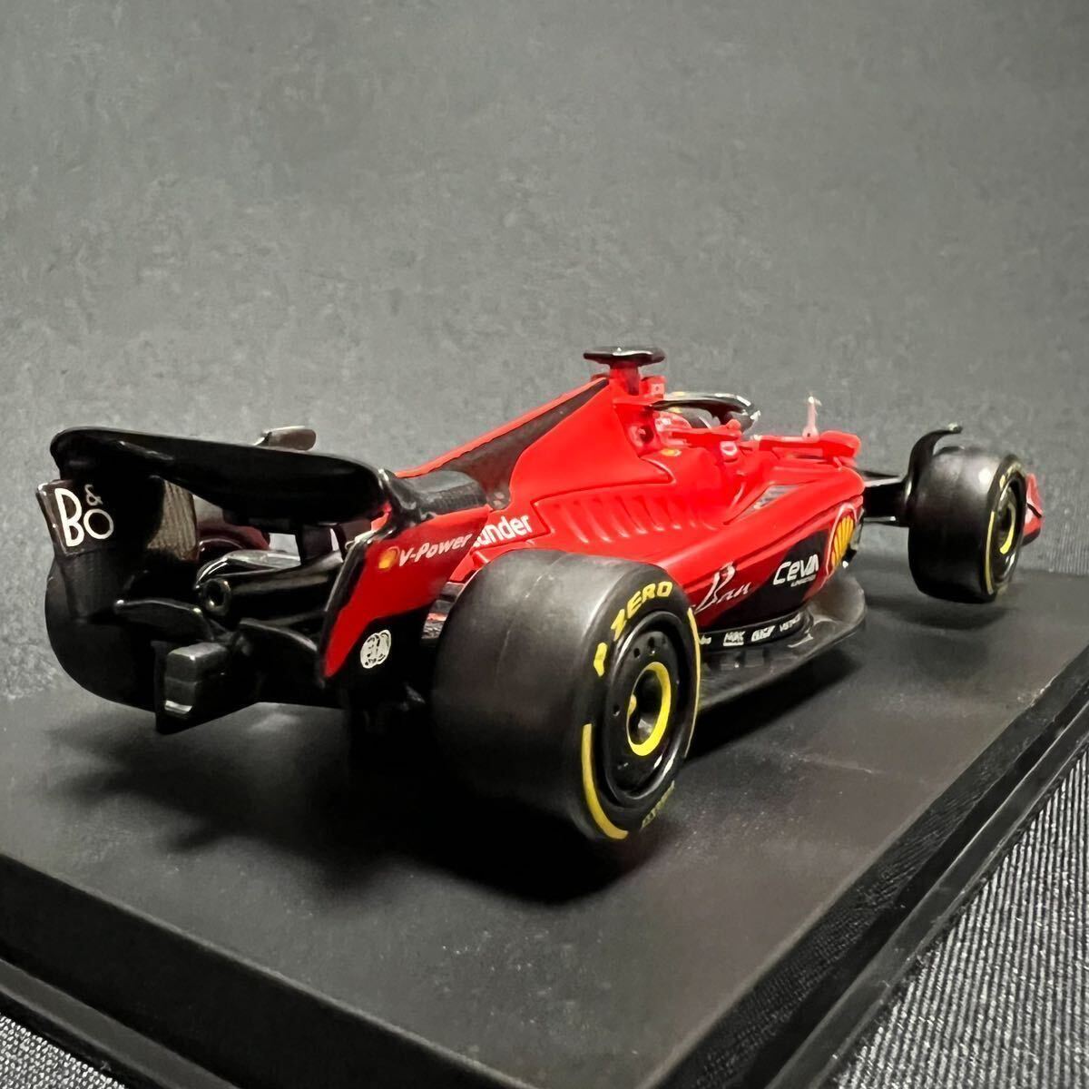 【16】 ブラーゴ F1 1:43 2023年 スクーデリア・フェラーリSF-23 No.16 シャルル・ルクレール ドライバー & 専用ケース付の画像8