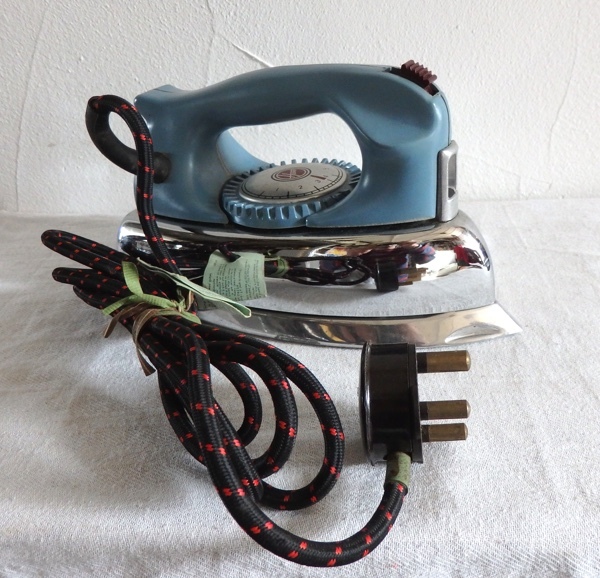 レトロ イギリス製 ポップなアイロン HOOVER STEAM IRON MODEL 4554_画像2