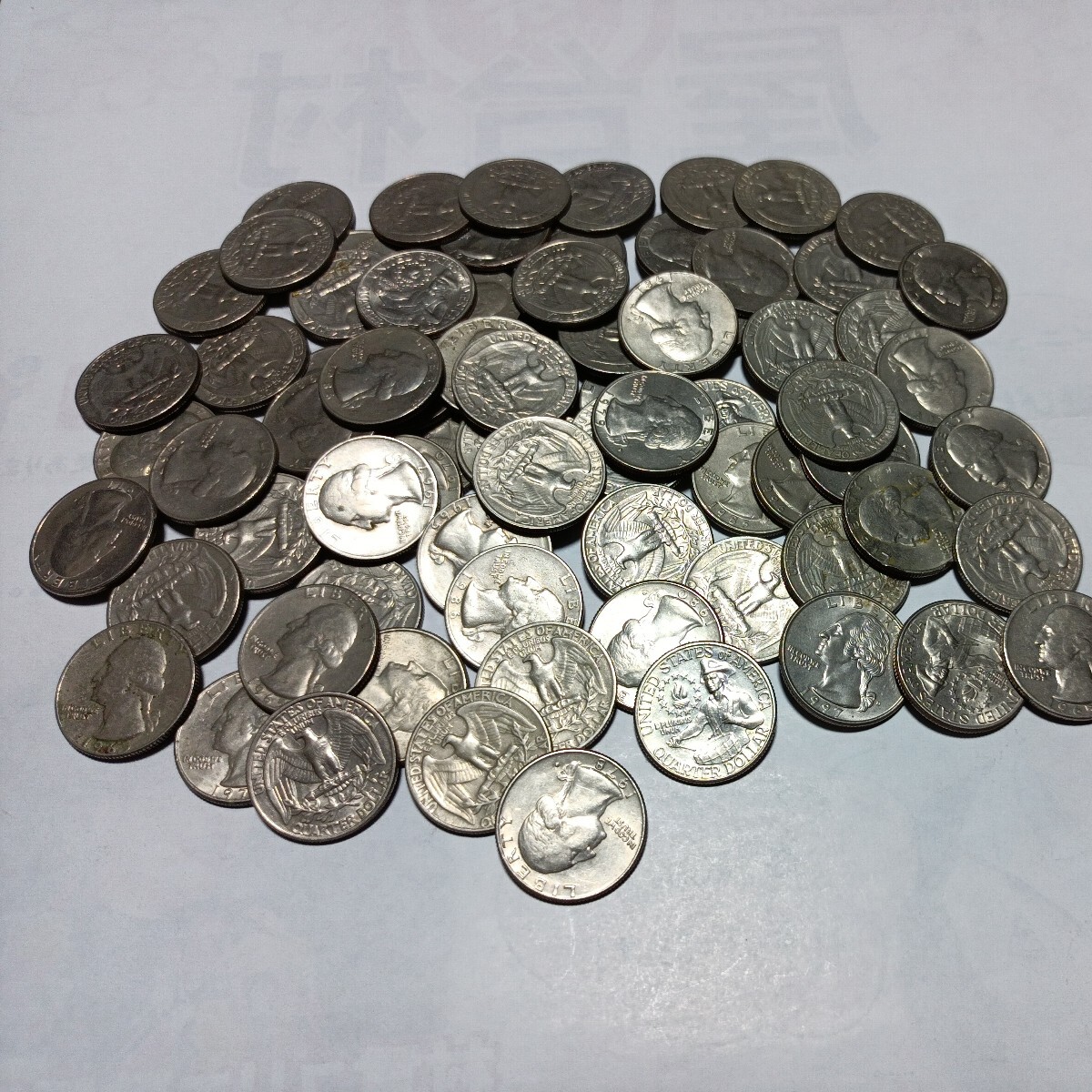 アメリカ25セント硬貨77枚の画像1