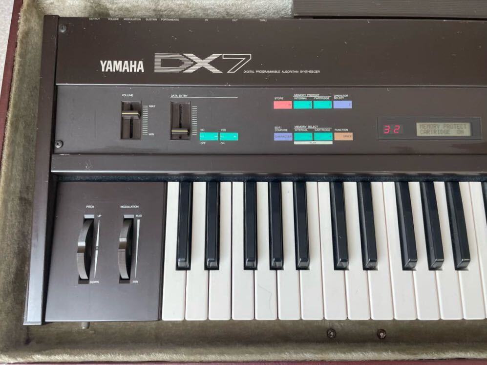 1円 動作品 良品 YAMAHA ヤマハ シンセサイザー 初代 DX7 ハードケース カートリッジ 付き 説明本 マニュアル 教本 セット 売り切りの画像2