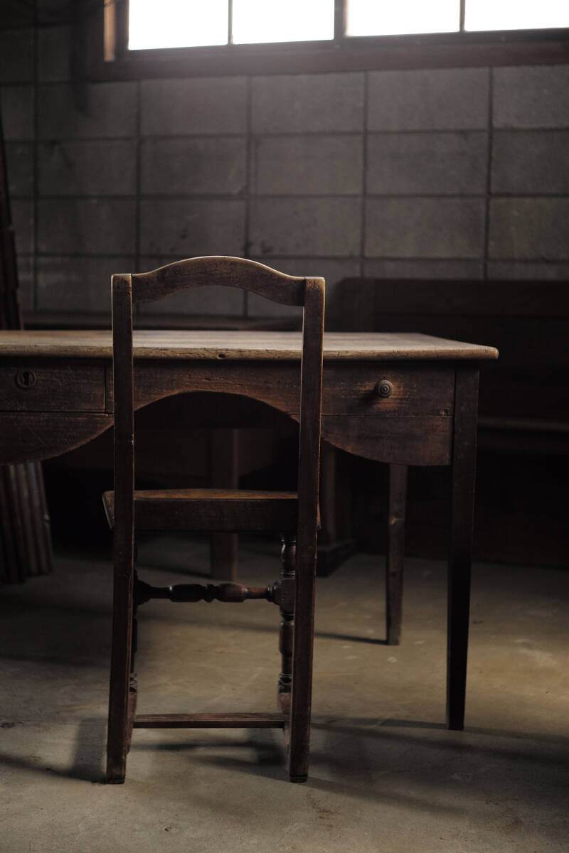 ノルマンディー地方より 曲線の美しい古い無垢材のテーブル / 1900年前後・フランス / 古家具 アンティーク 机 作業台 カウンター デスク_画像10