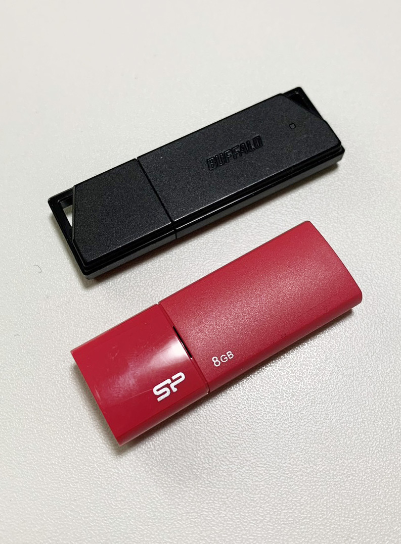 【USBメモリ2本セット】32GB・8GB【中古品】の画像1