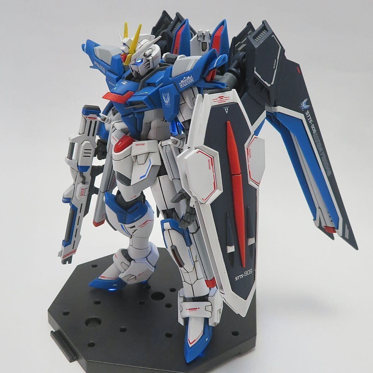 バンダイ HG 1/144 機動戦士ガンダム シードフリーダム ライジングフリーダムガンダム LED電飾塗装完成品_画像5