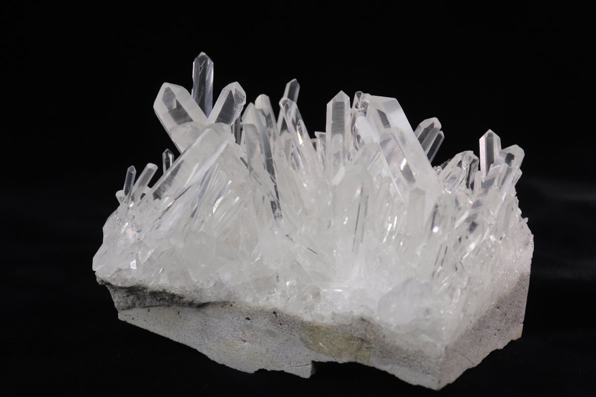 水晶クラスター 原石 クリスタル クォーツ 天然石 重さ591g 4-C040の画像1