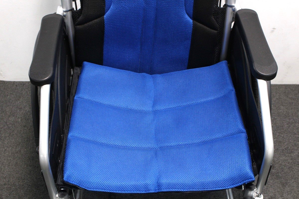 NICE WAY 8 ナイスウェイ 自走式車椅子 車いす オーシャンブルー 介助ブレーキ付き 折り畳み式 ノーパンクタイヤ 4-E090Z/1/240の画像6