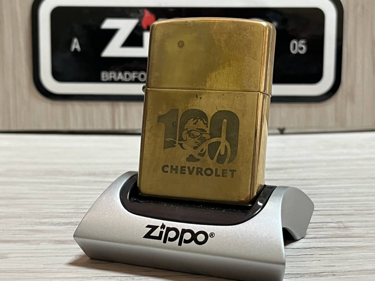 大量出品中!!【希少】未使用 2011年製 Zippo '100th CHEVROLET' 90's 真鍮製 SPLID BRASS シボレー 100周年記念 ジッポー 喫煙具 ライターの画像1