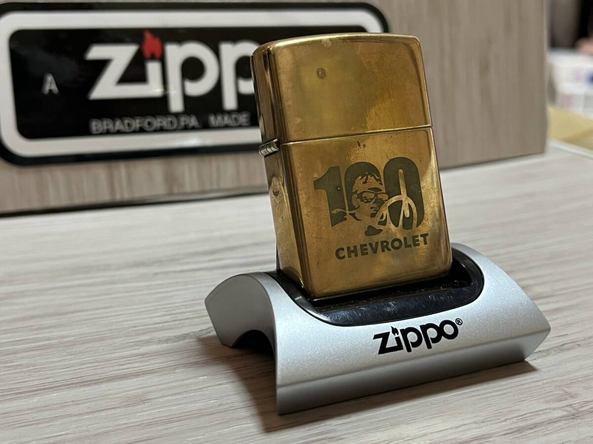 大量出品中!!【希少】未使用 2011年製 Zippo '100th CHEVROLET' 90's 真鍮製 SPLID BRASS シボレー 100周年記念 ジッポー 喫煙具 ライターの画像2