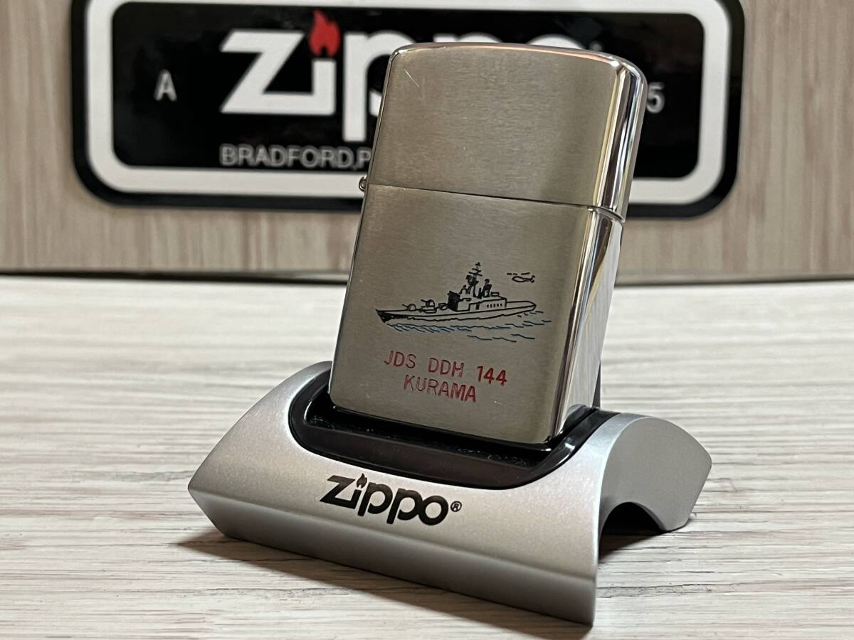 大量出品中!!【希少】未使用 1981年製 Zippo 'JDS DDM 144 KURAMA' 80's くらま 護衛艦 海上自衛隊 ヴィンテージ ジッポー 喫煙具 ライターの画像1