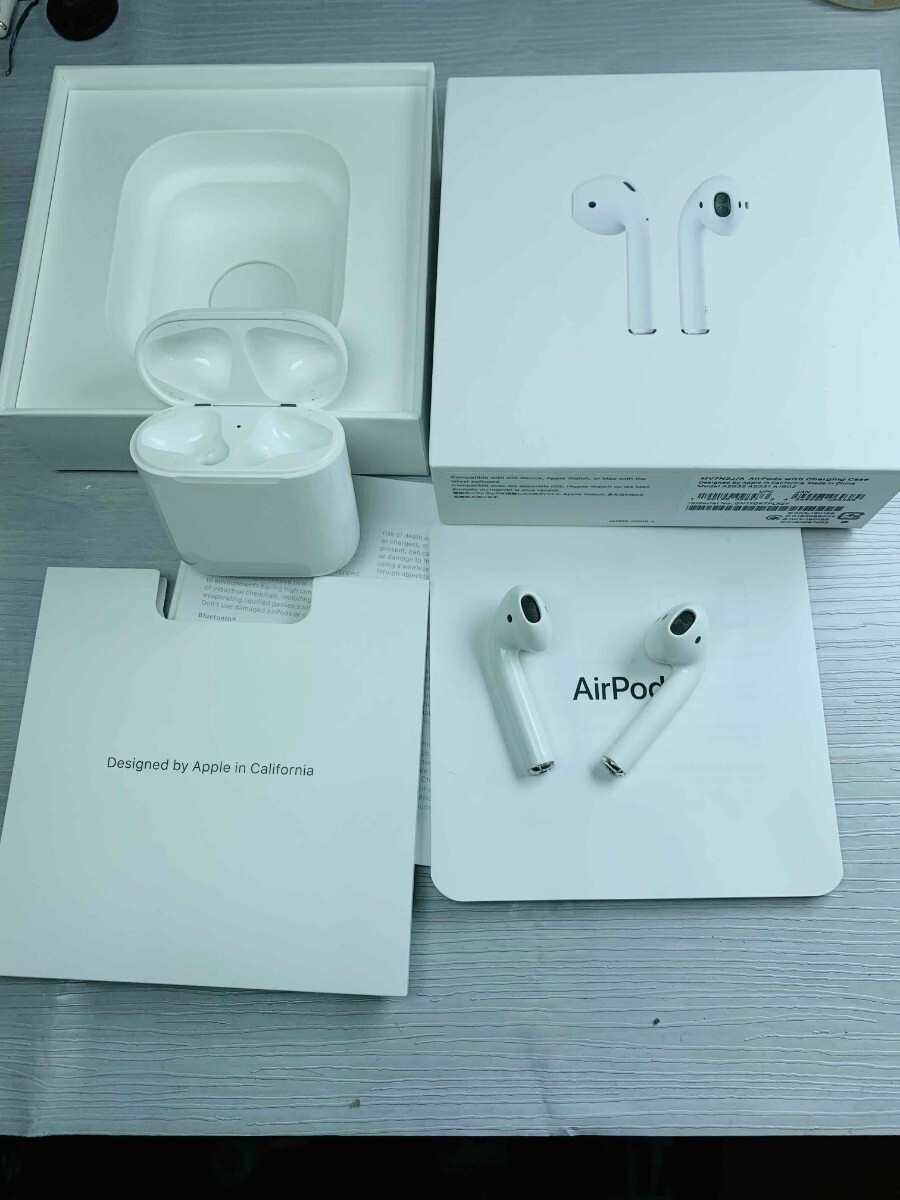 Apple AirPods 第２世代のイヤホンセットの出品 モテル番号 A2031、A2,032、A1602 アップルエアーポッズ  正規品 動作品 MＶ7N2J/Aの画像3