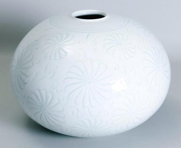 [ genuine work ][WISH] wistaria .. Akira [ blue white porcelain carving flower pattern "hu" pot ] Arita . also box ... work board attaching height 23cm 7kg 0. Akira kiln day exhibition .. writing part large ..#24036031