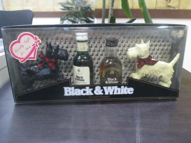 未開栓品 古酒 Black&White ブラック&ホワイト ミニボトルセット 置物付き スコッチウイスキー特級 50ml 元箱付きの画像1