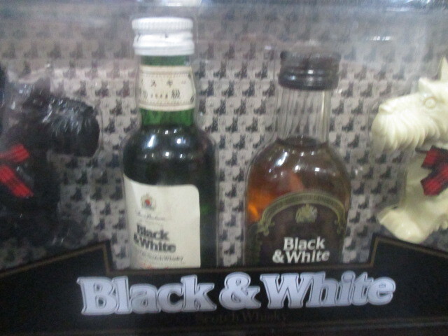 未開栓品 古酒 Black&White ブラック&ホワイト ミニボトルセット 置物付き スコッチウイスキー特級 50ml 元箱付きの画像4