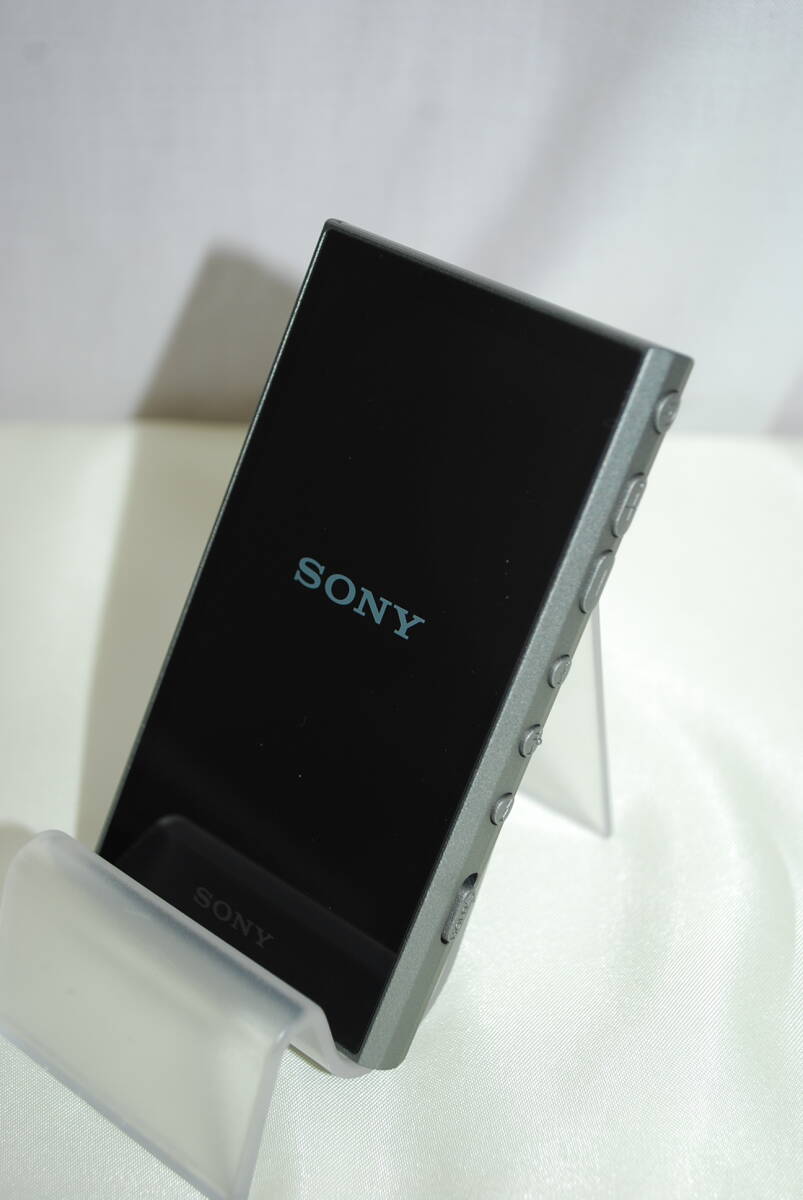 美品 SONY ウォークマン 32GB NW-A306 グレー デジタルオーディオプレーヤー 2023年発売 ソニー WALKMAN の画像2