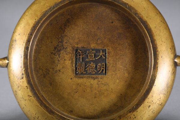 【瓏】古銅鏨刻彫 蚰龍耳香炉 大明宣徳年製 銅器 古賞物 中国古玩 蔵出_画像9