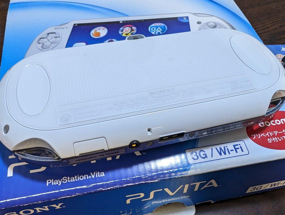 PlayStation Vita 3G/Wi-Fiモデル クリスタル・ホワイトPCH-1100 AB02 メモリーカード付