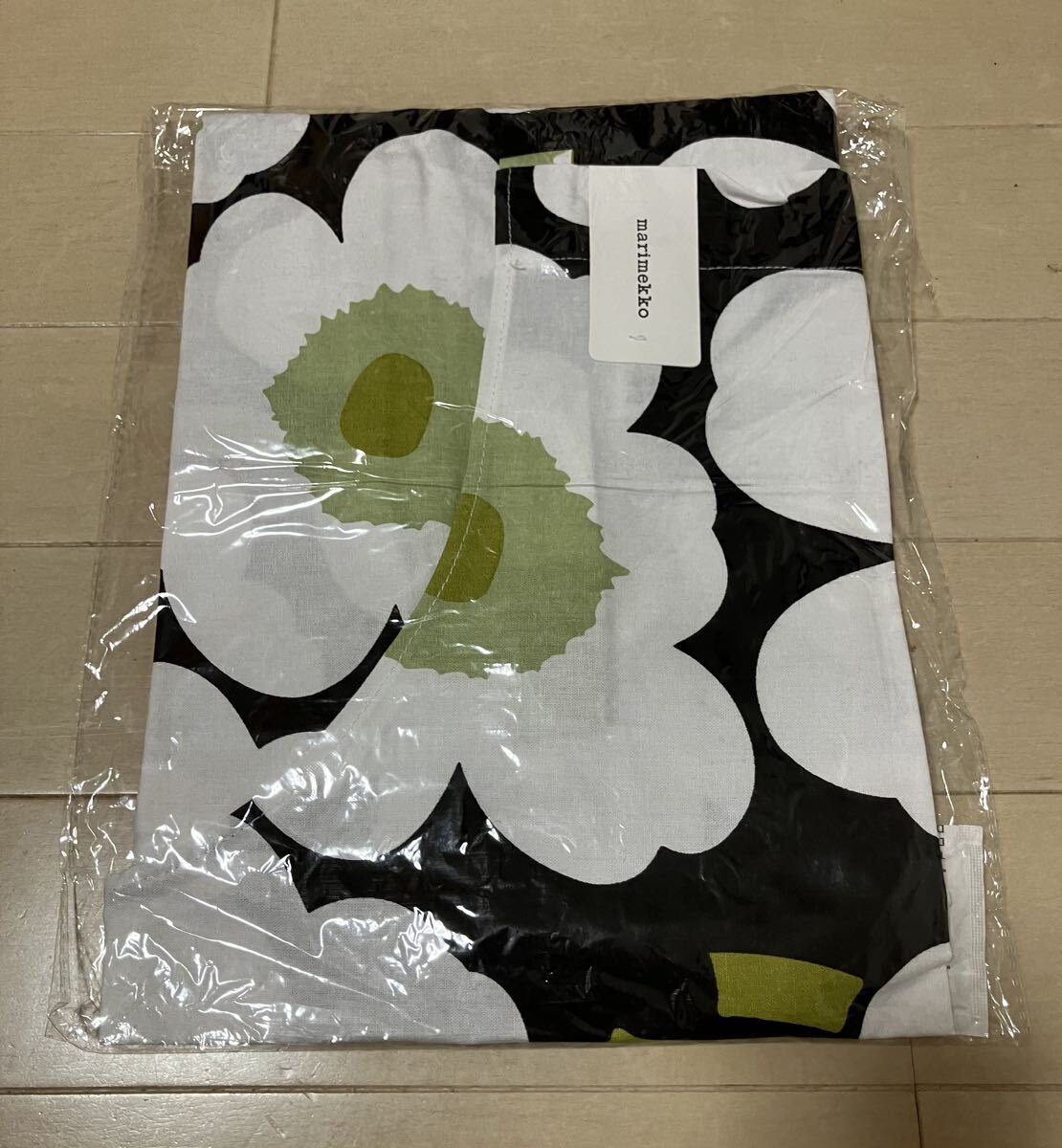 新品　marimekko マリメッコ エプロン　ホワイト×ブラック　ウニッコ柄　黒　白　 花柄　 ピエニ_画像2