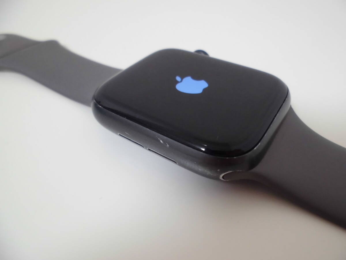 訳あり Apple Watch Series 5 GPS 44mm スペースグレイ アルミニウム 本体 クレイスポーツバンド M/L 腕時計_画像3