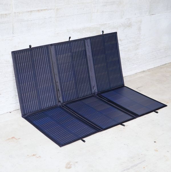 高効率 単結晶 200W 折り畳み式 ソーラーパネル！手提げ持ち運び可能！アウトドア 携帯用 太陽光発電 エコ 節約 12V蓄電に!_画像2