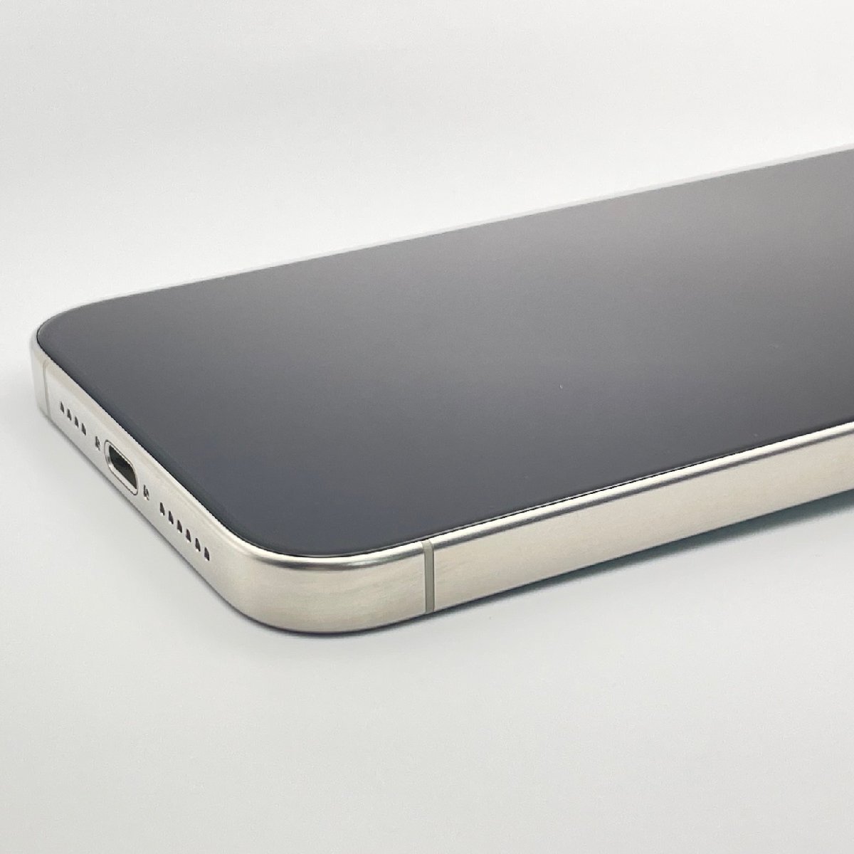 中古美品 Apple アップル iPhone 15 Pro Max 256GB ホワイトチタニウム SIMロックなし SIMフリーの画像4