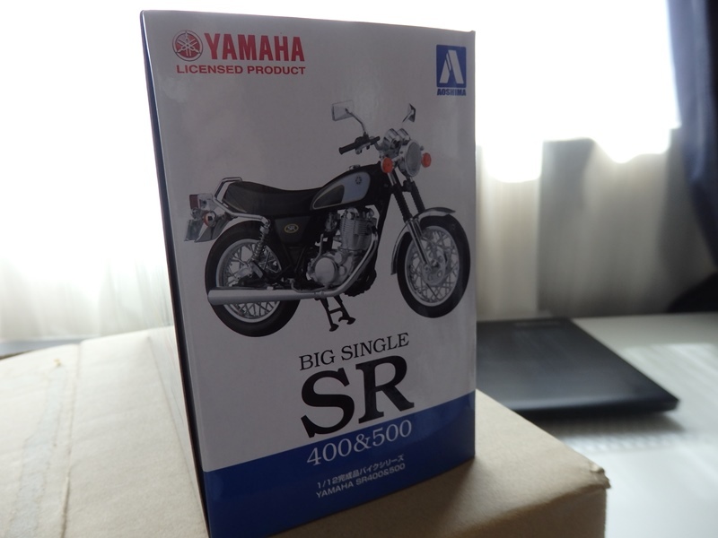 【送料無料】1/12 アオシマ AOSHIMA YAMAHA SR 400&500 ライトレディッシュイエローソリッド + おまけ1/18バイク３台_画像2