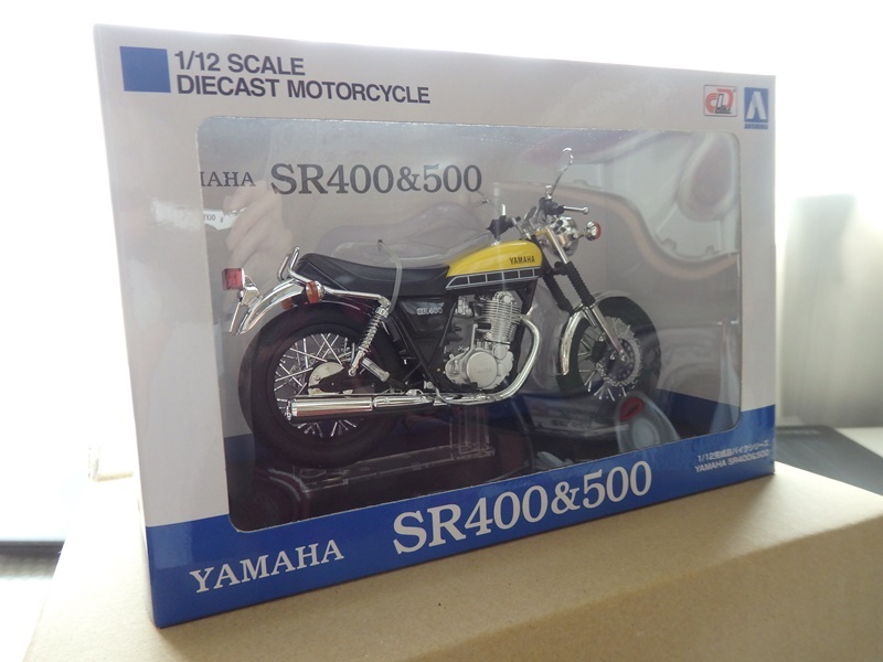 【送料無料】1/12 アオシマ AOSHIMA YAMAHA SR 400&500 ライトレディッシュイエローソリッド + おまけ1/18バイク３台_画像1