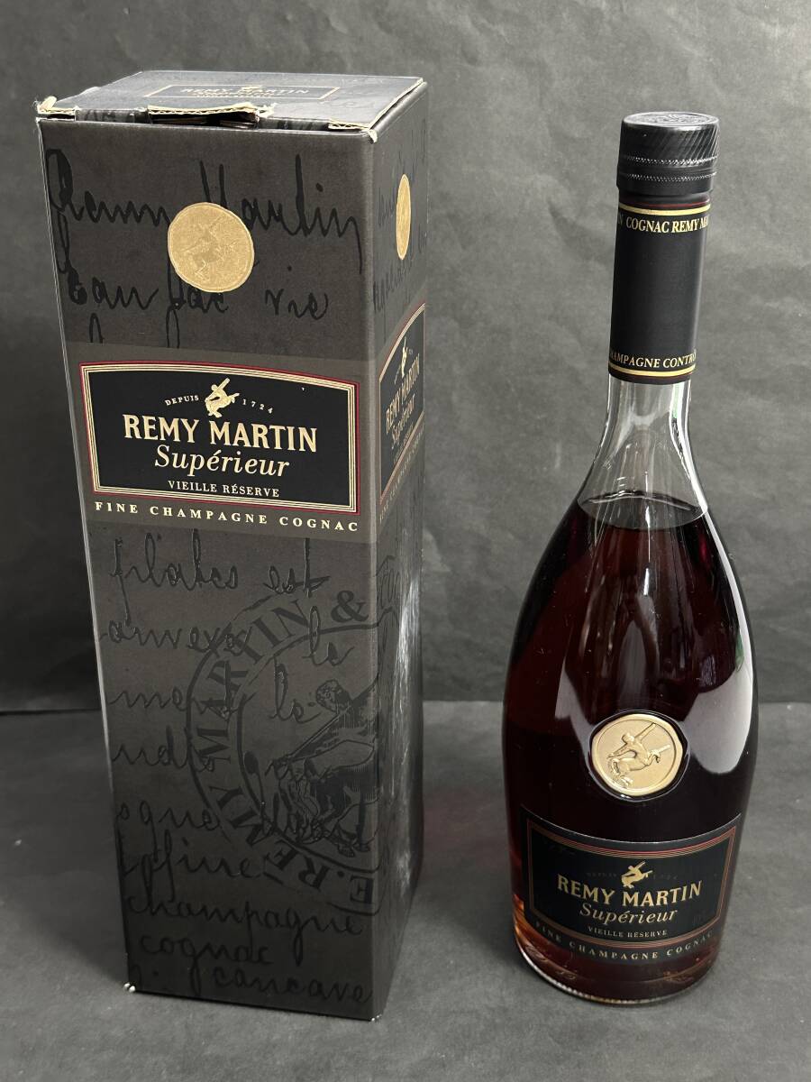 ★古酒必見！！REMY MARTIN Superieur レミーマルタン スペリオール コニャック ブランデー 700ml 40％ 箱付き 未開栓 古酒 お酒 G654の画像1