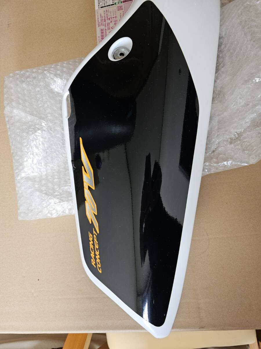 中古 RGV-Γ250SP 純正シートカウル 右 VJ23A RGV250γSP RGV250ガンマSP かなり綺麗です。の画像2